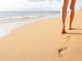 Φωτογραφία για Τι παθαίνει το δέρμα όταν περπατάμε ξυπόλητοι στην άμμο