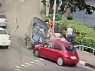 Φωτογραφία για ΣΟΚΑΡΙΣΤΙΚΟ τροχαίο: Αυτοκίνητο παρέσυρε πεζούς - Ένας νεκρός, τρεις τραυματίες – Βιντεο-ντοκουμέντο!