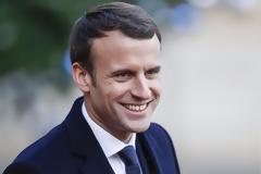 Τρολάρει ο Μακρόν: Μείνετε και προσπαθήστε να πετύχετε στις χώρες σας