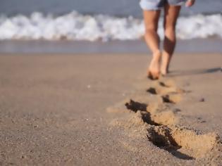 Φωτογραφία για Πόσο ασφαλές είναι το περπάτημα με γυμνό πέλμα στην άμμο;
