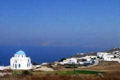 Στο πιο αλλιώτικο κυκλαδίτικο χωριό δεν υπάρχουν ούτε συνηθισμένα σπίτια αλλά ούτε και πλατεία