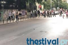 Επεισόδια στη Θεσσαλονίκη! Συγκρούσεις διαδηλωτών με αντιεξουσιαστές μετά την πορεία για τη Μακεδονία