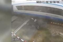 Σοκαριστικό βίντεο: Ποδηλάτης συγκρούεται με τρένο και γλιτώνει από θαύμα