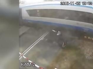 Φωτογραφία για Σοκαριστικό βίντεο: Ποδηλάτης συγκρούεται με τρένο και γλιτώνει από θαύμα