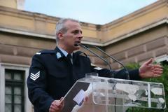 Γιατί μιλά για 