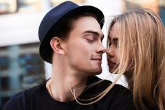 Έρευνα αποκαλύπτει ποιοι τύποι αντρών προτιμούν το μεγάλο στήθος και ποιοι το μικρό