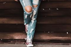 Να τι μπορεί να συμβεί στο δέρμα σου αν φοράς σκισμένο τζιν και κάθεσαι στον ήλιο