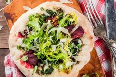 Χορτοφαγική vegan πίτσα με τυρί από κάσιους, σάλτσα pesto και λαχανικά