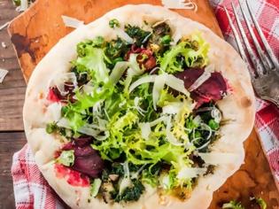 Φωτογραφία για Χορτοφαγική vegan πίτσα με τυρί από κάσιους, σάλτσα pesto και λαχανικά
