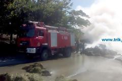 Απίστευτο: Φορτηγό με φλεγόμενα δέματα χορτάρι πέρασε μέσα από χωριό των Τρικάλων [video]