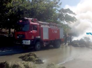 Φωτογραφία για Απίστευτο: Φορτηγό με φλεγόμενα δέματα χορτάρι πέρασε μέσα από χωριό των Τρικάλων [video]