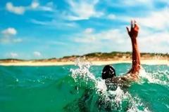 Αχαΐα: Φύλακας - άγγελος ο ναυαγοσώστης για 10χρονο αγόρι - Σωτήρια η παρέμβασή του - Είδε το παιδί να πίνει νερό...