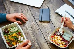 Τρία λάθη που κάνουμε καθημερινά και μας φορτώνουν με επιπλέον κιλά!