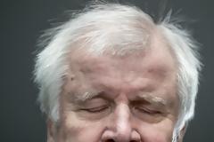 Χορστ Ζέεχοφερ: Ο άνθρωπος που παραλίγο να «ρίξει» τη Μέρκελ