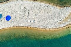 «Καρύδι»: Σε αυτή την παραλία με την ψιλή λευκή άμμο, τα πεύκα φτάνουν μέχρι τη θάλασσα