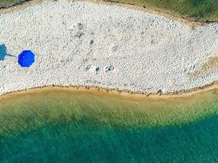Φωτογραφία για «Καρύδι»: Σε αυτή την παραλία με την ψιλή λευκή άμμο, τα πεύκα φτάνουν μέχρι τη θάλασσα