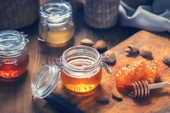 Πόσο υγιεινό είναι το μέλι; Δείτε 5 τρόπους που σας ωφελεί