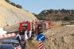 Κάηκε ολοσχερώς αυτοκίνητο νεόνυμφων  - Με το νυφικό και το γαμπριάτικο κοστούμι περίμεναν τους πυροσβέστες! (ΦΩΤΟ)