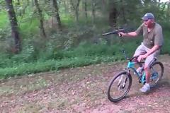 Είναι κολλημένοι με τα όπλα! Δείτε πως οδηγούν στην Αμερική και πυροβολούν με UZI... [video]