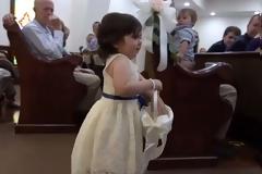 Αγωνίστρια ετών 3: Νίκησε τη λευχαιμία κι έγινε παρανυφάκι στο γάμο της γυναίκας που την έσωσε [video]