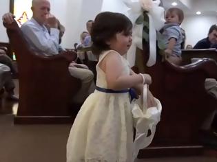 Φωτογραφία για Αγωνίστρια ετών 3: Νίκησε τη λευχαιμία κι έγινε παρανυφάκι στο γάμο της γυναίκας που την έσωσε [video]