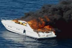 Απίστευτο βίντεο! Δείτε πώς έσβησαν φωτιά από πλοίο που καιγόταν.... [video]