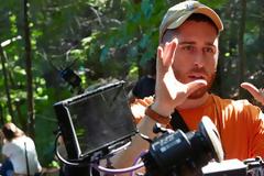 O Τρέι Εντουαρντ Σουλτς, σκηνοθέτης του «Έρχεται τη Νύχτα», ετοιμάζει το δικό του μιούζικαλ