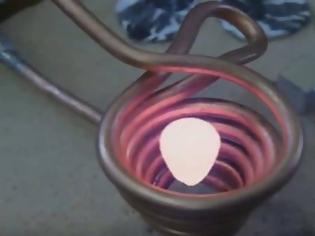 Φωτογραφία για Απίστευτο βίντεο: Τι θα συμβεί αν σε ένα σπιράλ από μαγνήτες βάλει κανείς ένα κομμάτι μέταλλο; [video]