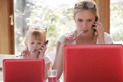 Επτά εκπληκτικοί τρόποι που το παιδί επωφελείται από την εργαζόμενη μαμά του