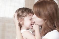 Πέντε χαλαρωτικές φράσεις για να πείτε στο παιδί σας όταν κλαίει