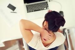 Κάθεστε σε υπολογιστή; Προσοχή στους βασικούς κανόνες υγείας για μάτια και σώμα