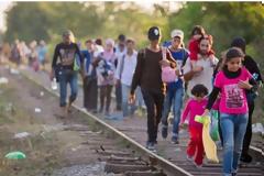 Ψηλώνουν τα «τείχη» της Ευρώπης προς τους πρόσφυγες - Γερμανία-Αυστρία σφραγίζουν τη «νότια διαδρομή»