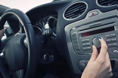 Δείτε γιατί χαμηλώνουμε το ραδιόφωνο, όταν ψάχνουμε κάτι στον δρόμο