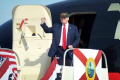 Εκτός Λονδίνου, για τον φόβο των διαδηλωτών, οι επαφές Τραμπ