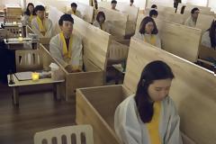 Απίστευτο! Για ποιο λόγο οι εργαζόμενοι στη Νότια Κορέα μπαίνουν... σε φέρετρα;