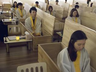 Φωτογραφία για Απίστευτο! Για ποιο λόγο οι εργαζόμενοι στη Νότια Κορέα μπαίνουν... σε φέρετρα;