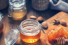 Πόσο υγιεινό είναι το μέλι; Δείτε 5 τρόπους που σας ωφελεί