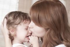 Πέντε χαλαρωτικές φράσεις για να πείτε στο παιδί σας όταν κλαίει