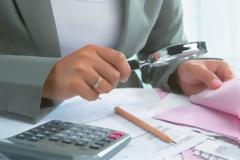 Τα παράλογα των δηλώσεων: Πώς κινδυνεύουν να χάσουν επιδόματα οικογένειες