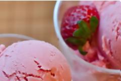 Παγωτό γιαούρτι με φράουλες