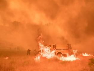 Φωτογραφία για Καλιφόρνια: Καίγονται σπίτια από μεγάλη πυρκαγιά - Κάτοικοι απομακρύνονται