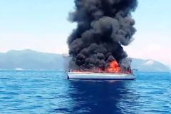 Βυθίστηκε ιστιοπλοϊκό μετά από φωτιά στο Μεγανήσι Λευκάδας! (ΑΠΙΣΤΕΥΤΕΣ ΕΙΚΟΝΕΣ)