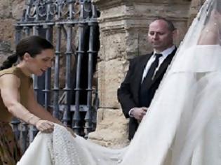Φωτογραφία για Απίστευτος γάμος στον Πύργο: Η νύφη πήγε στην εκκλησία με το… Κάγκελο οι καλεσμένοι