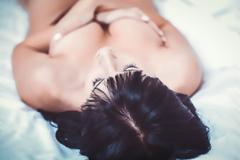 5 κακές συνήθειες των γυναικών που έχουν αντίκτυπο στο στήθος τους!