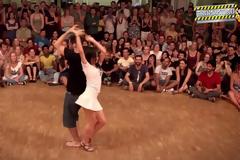 Την τράβηξε να χορέψουν μπροστά σε πολύ κόσμο! Αυτό που έκανε εκείνη κανένας δε το περίμενε... [video]