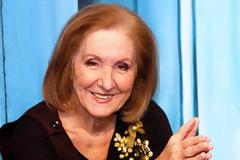 Η Κάρμεν Ρουγγέρη αποχαιρετά την Τζέσυ Παπουτσή...