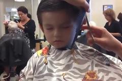 Πιτσιρικάς κοιμάται την ώρα που τον κουρεύουν