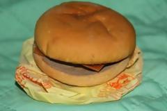 Θα αγοράζατε ένα χάμπουργκερ που έχει μείνει άθικτο από το 2012;