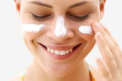 Κάθε πόση ώρα πρέπει να ανανεώνουμε το αντηλιακό μας