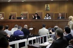 Καθώς σφίγγει ο κλοιός γύρω του: Κινήσεις απελπισίας από τον φίρερ της ΧΑ